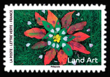  Land Art <br>feuilles en forme de fleurs vertes et rouges) / Istock