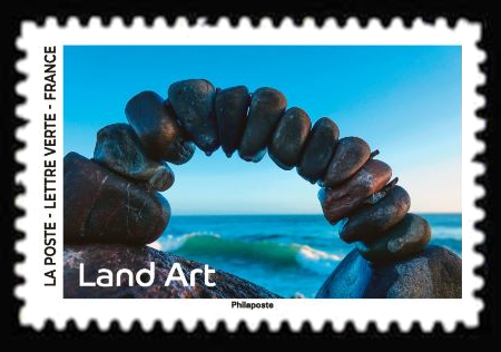  Land Art <br>Arche rocheuse sur la plage / Getty Images