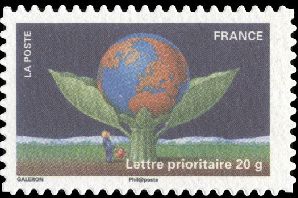  Le timbre fête la terre <br>Homme arrosant une plante contenant la terre