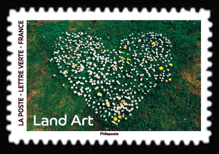 Land Art <br>Marguerites en forme de coeur sur herbe / Getty Images